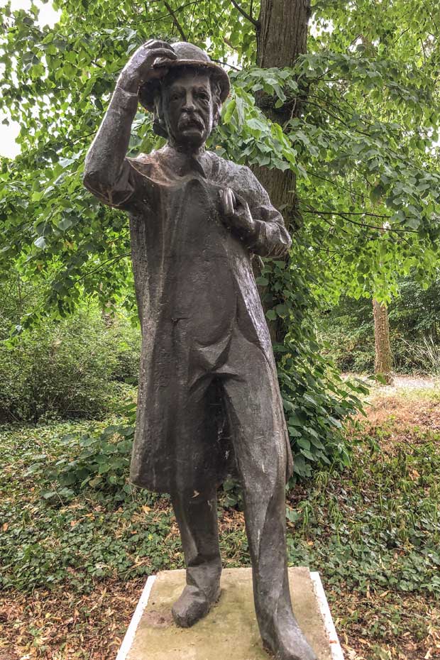Die Statue von Theodor Fontane im Schlosspark Plaue
